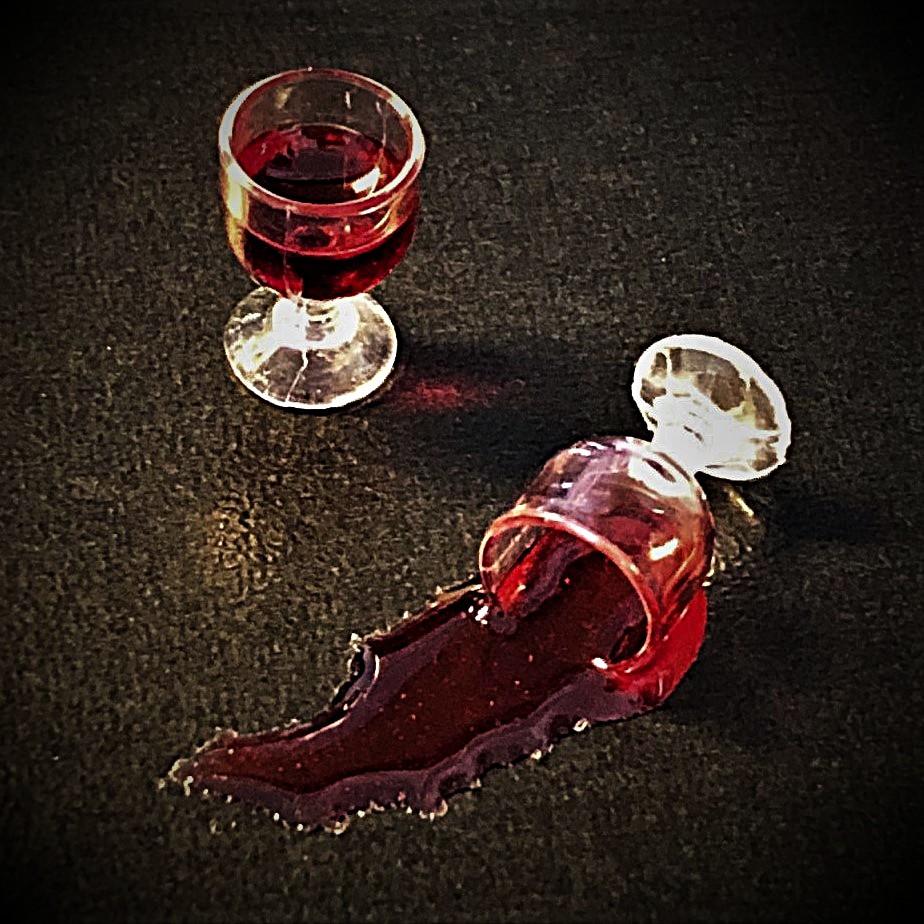 Två glas rött - ett utspillt!