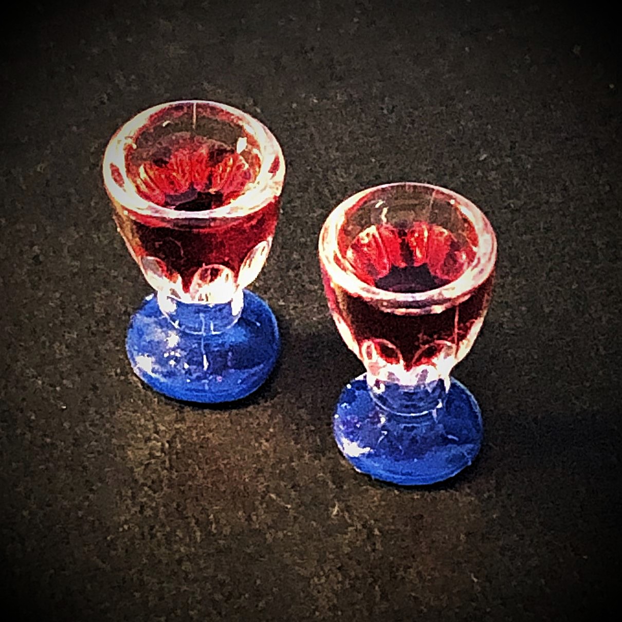 Två blåfotade glas rött