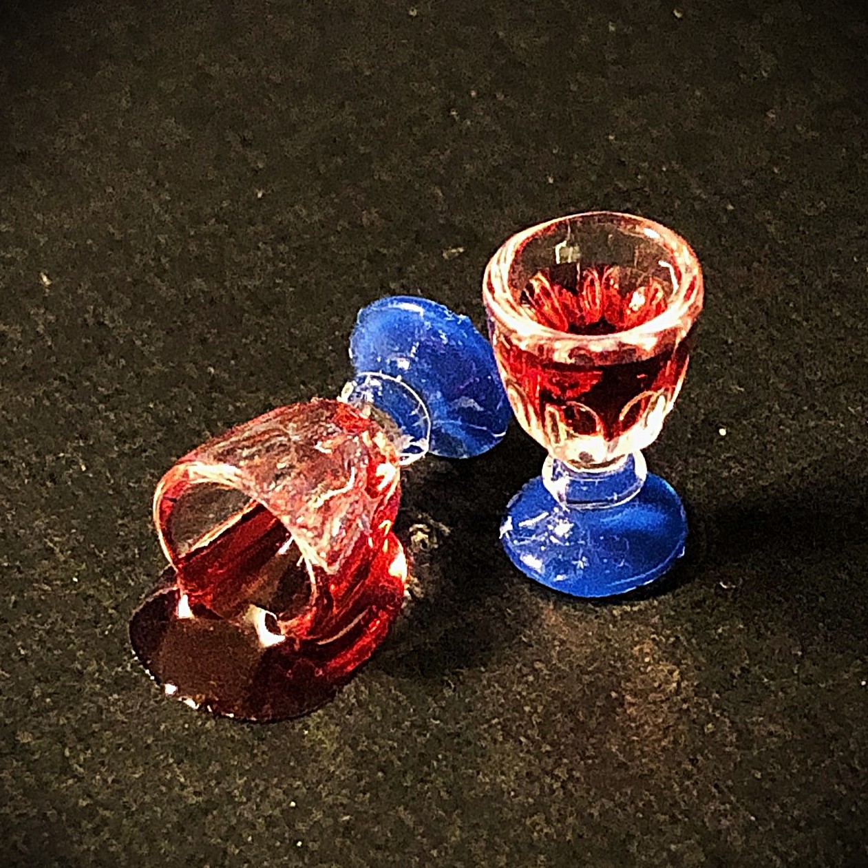 Två blåfotade glas rött - ett utspillt!