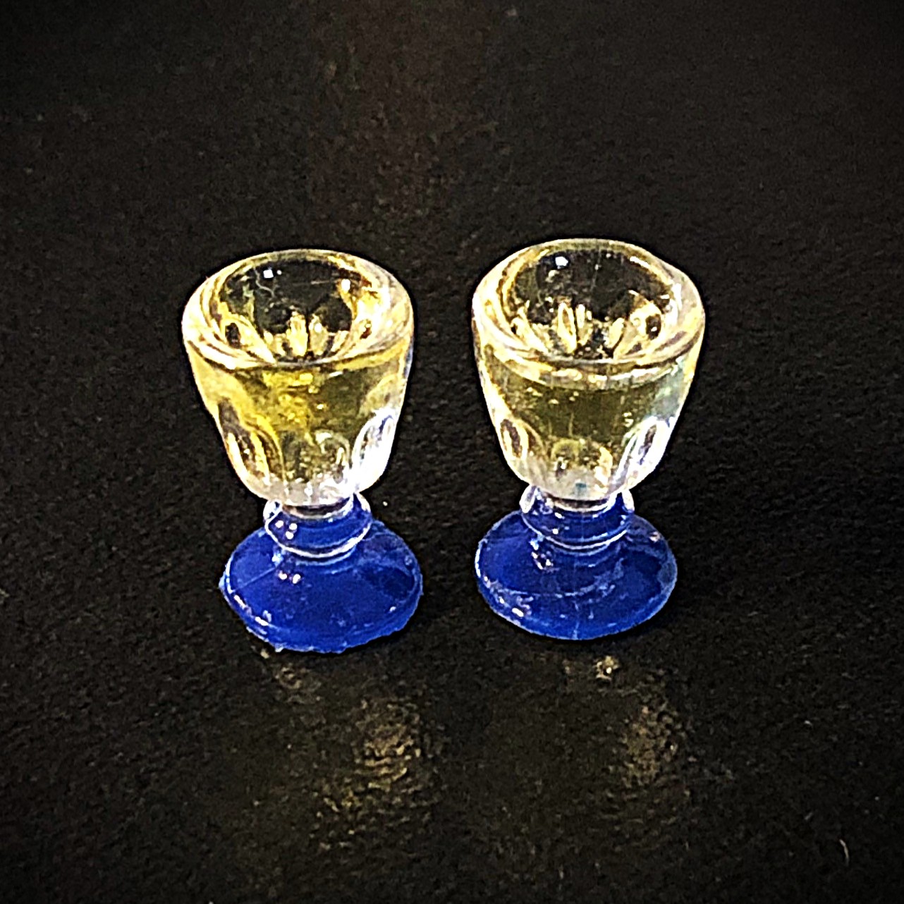 Två blåfotade glas vitt