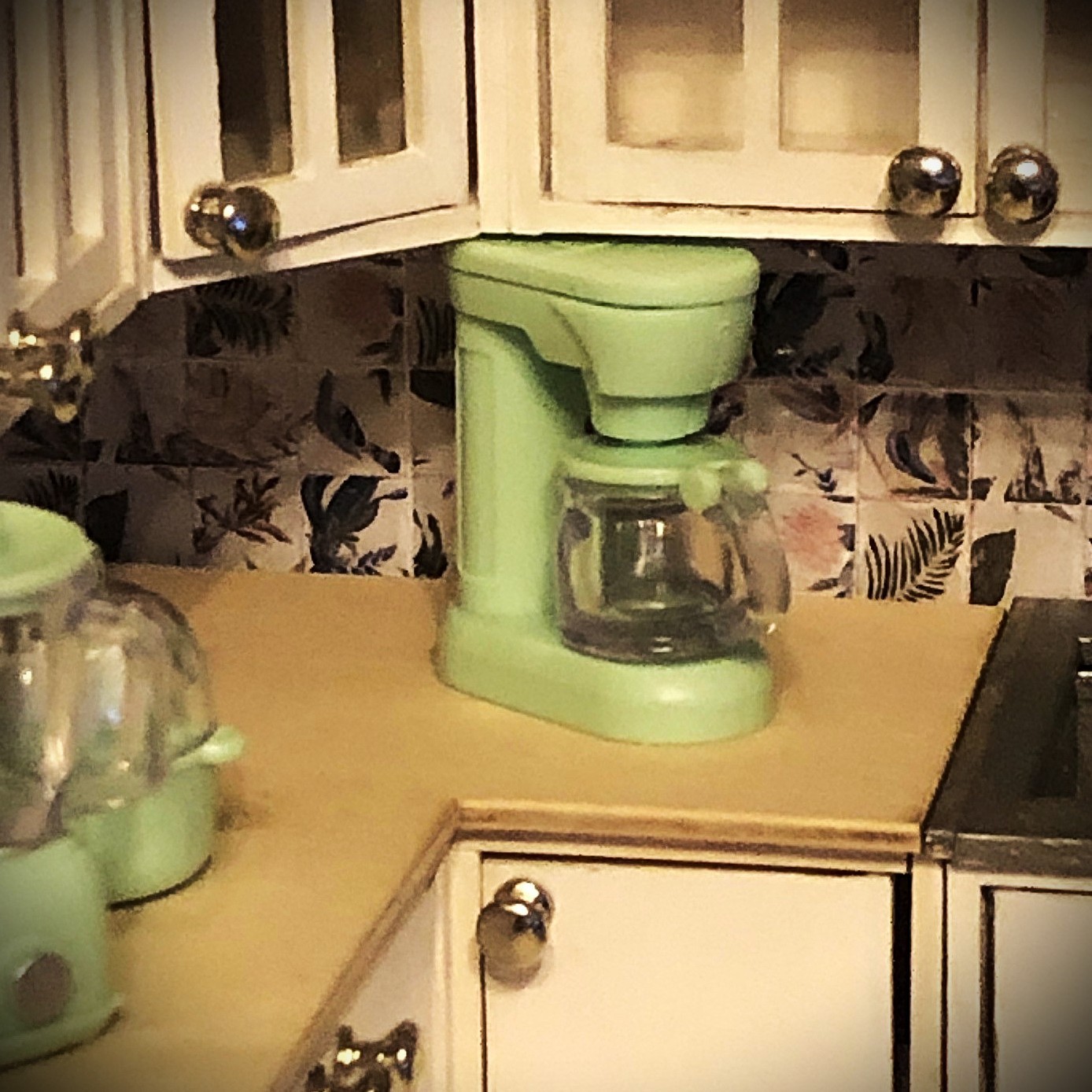 Kaffebryggare med kaffe i