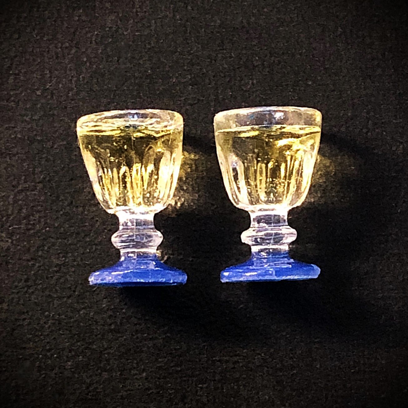 Två blåfotade glas vitt